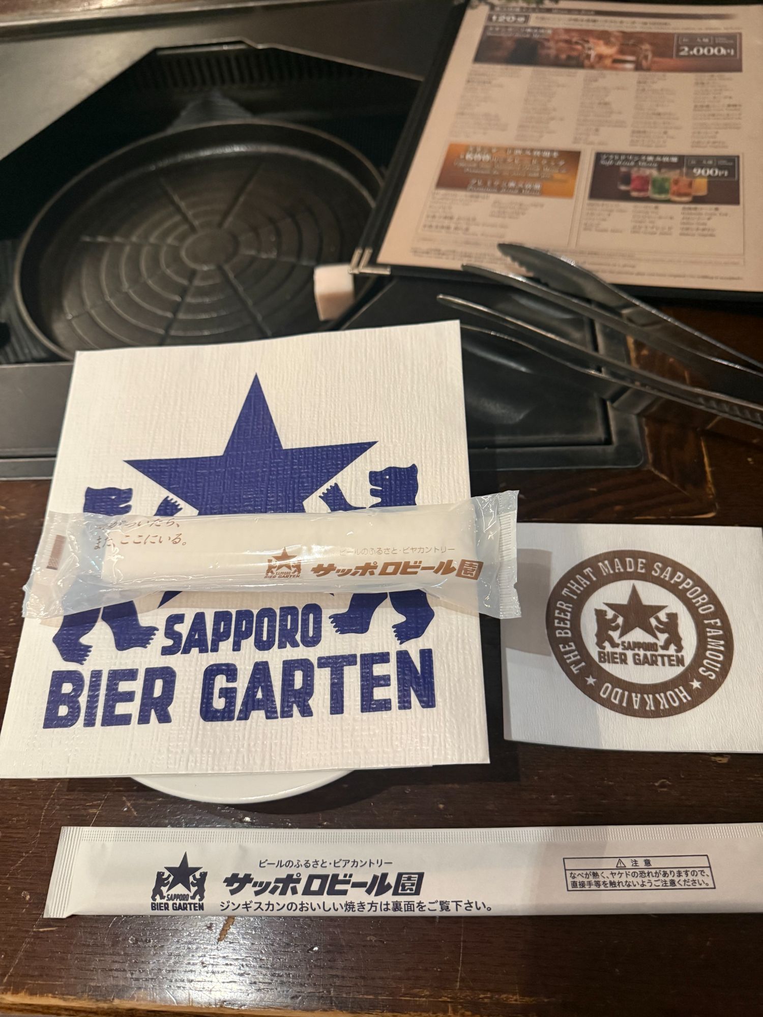 サッポロビール園のテーブルセッティング。ジンギスカン鍋の準備万端！