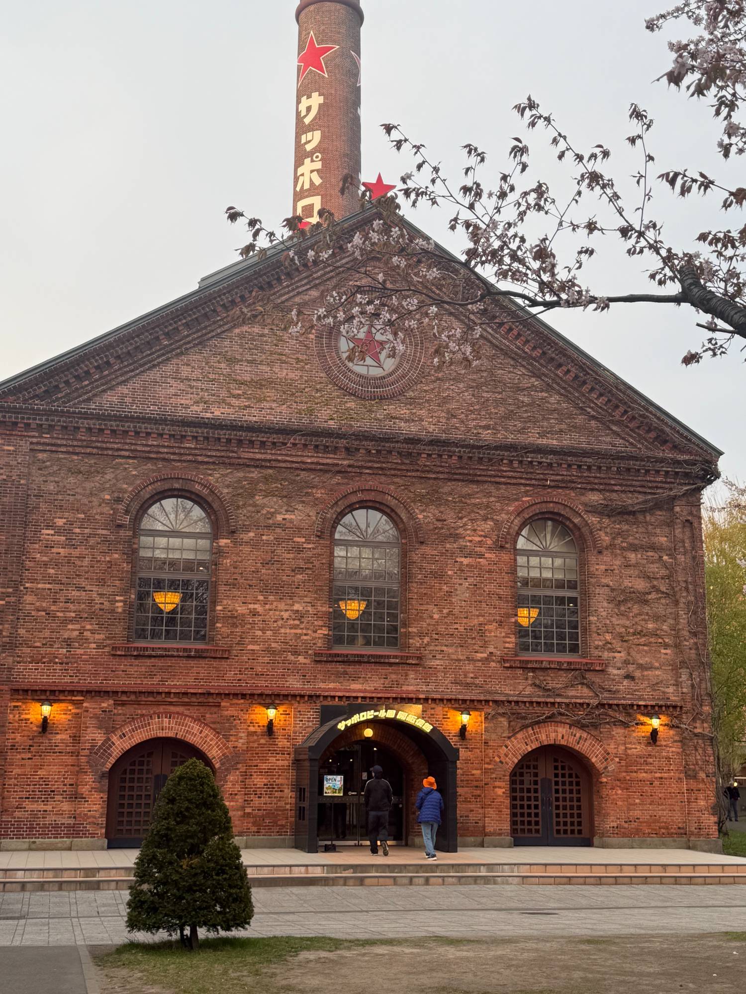 サッポロビール館のレンガ造りの外観。桜との組み合わせが最高でした