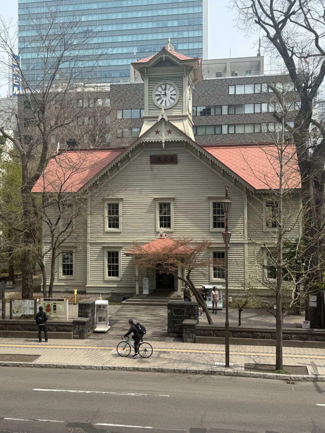 札幌時計台。周りのビルとのギャップもまた味わいがあります