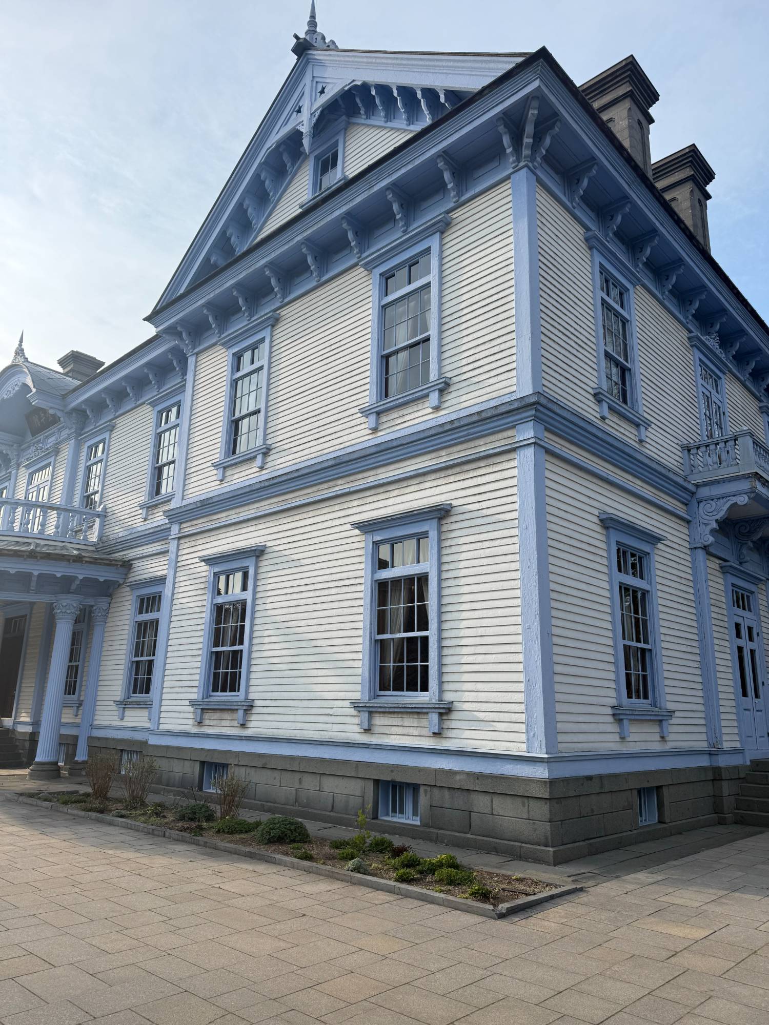 豊平館の外観。白い洋風建築が青空に映えます